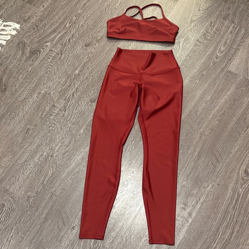 Alo airlift leggings and Alo sports bra set
Cranberry 
leggings S
sports bra M